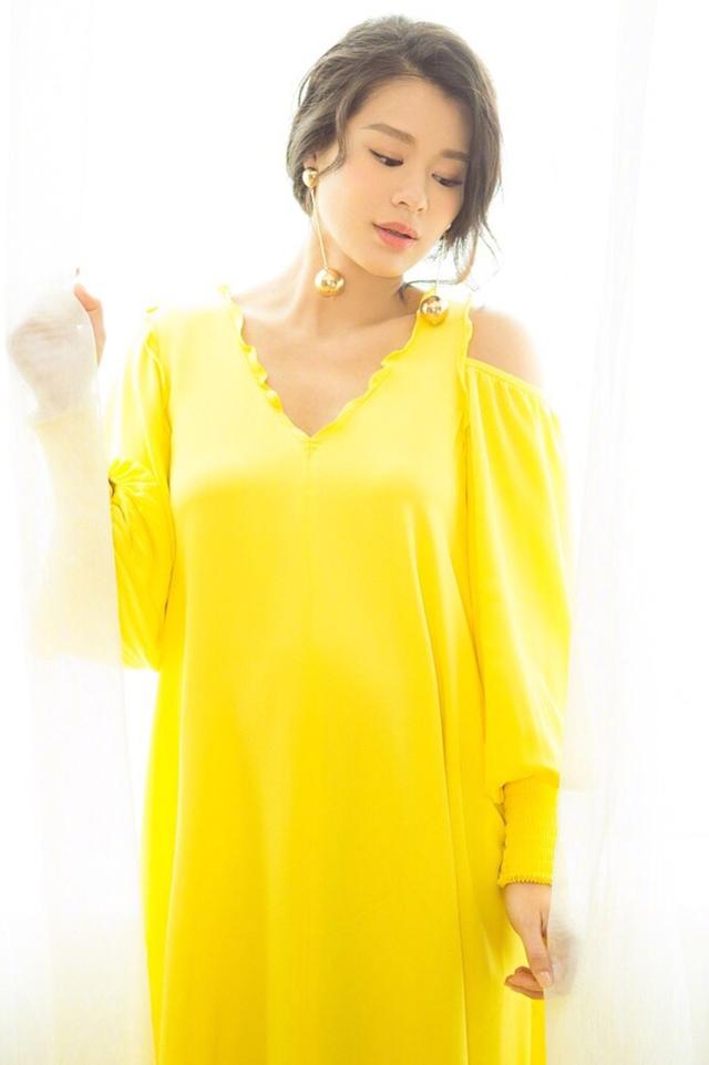 谁说怀孕只能穿孕妇装，胡杏儿宽松长裙遮肚，孕期照样也能美美哒