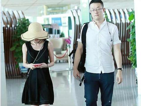 姚笛魅力优雅与高大壮男友现身机场秀恩爱 成