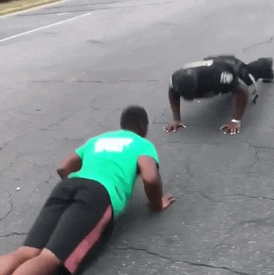 最近，国外又有一位健美身材的肌肉警察走红，因为他在街头与健身爱好者PK俯卧撑！一口气50个标准俯卧撑，完胜健身爱好者！