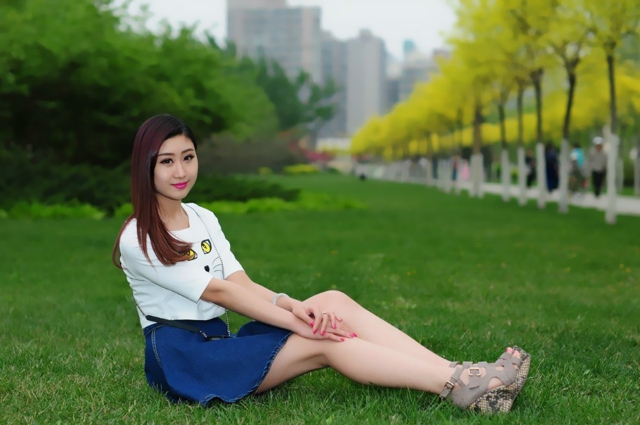 公园里一个温柔而美丽的美女邂逅姑娘!