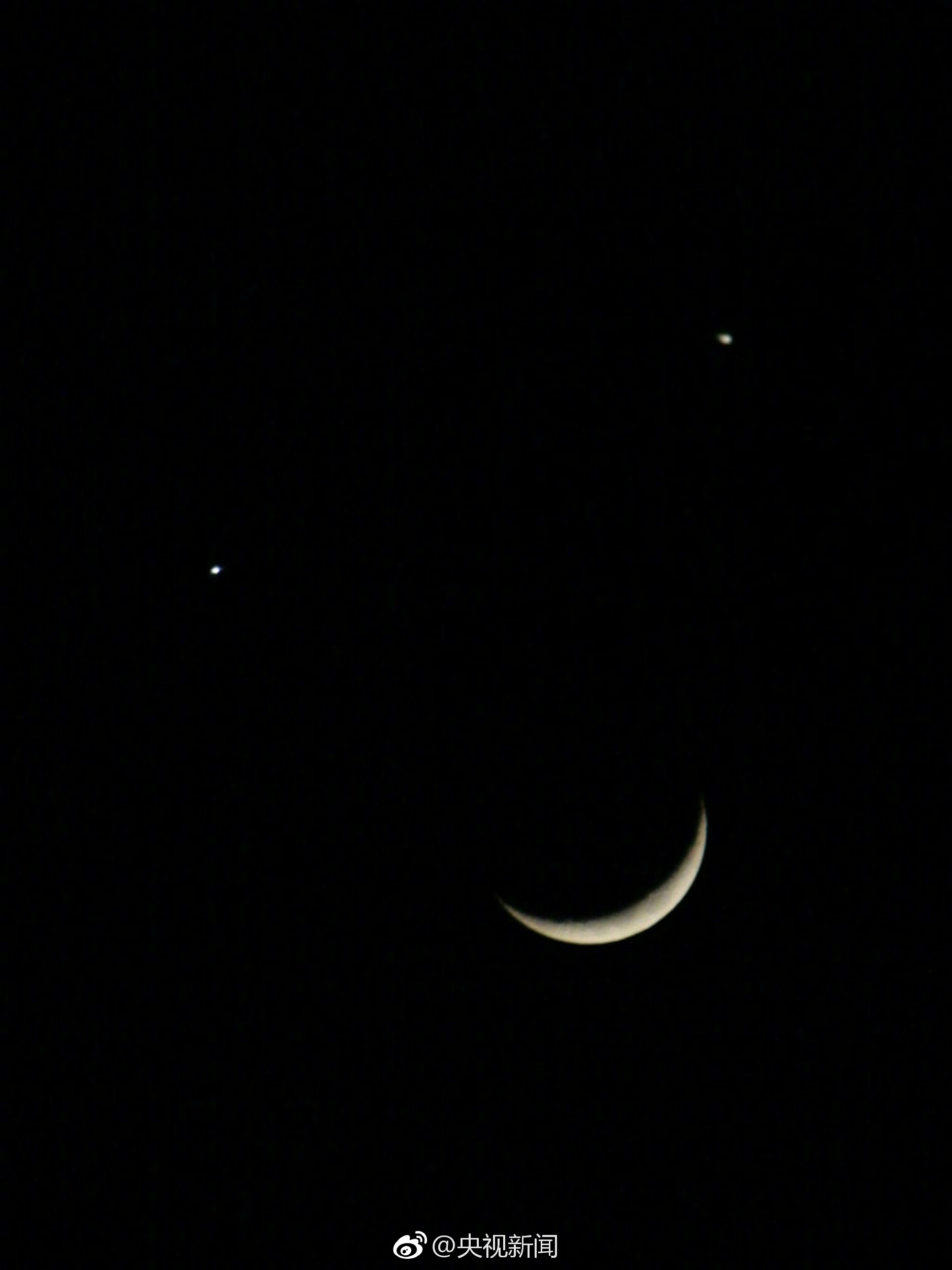 今晨天空上演双星伴月肉眼可见