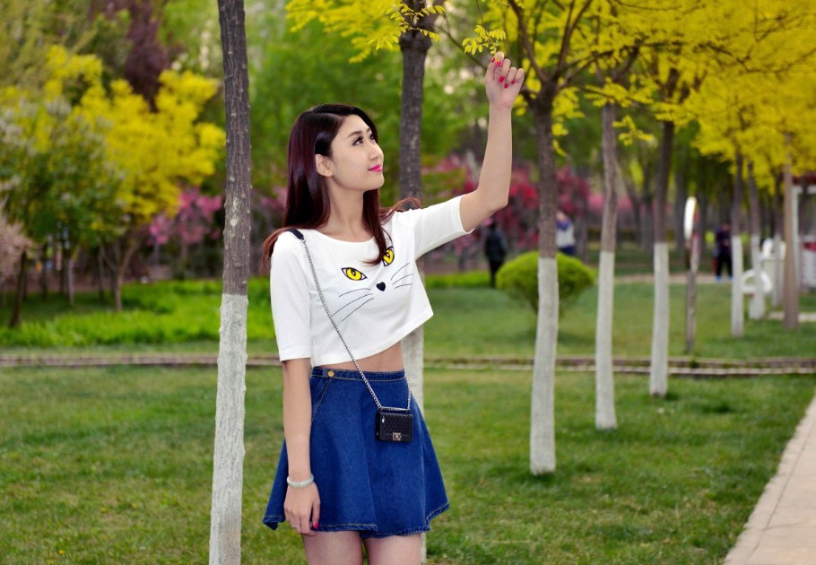 公园里一个温柔而美丽的美女邂逅姑娘!