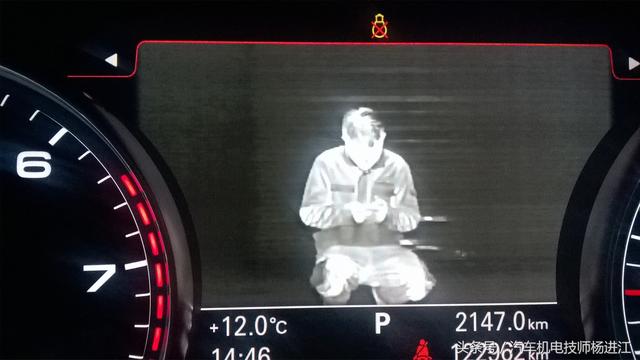 奥迪A8车主：我车的夜视系统不灵了，维修师傅检查车主先随它吧