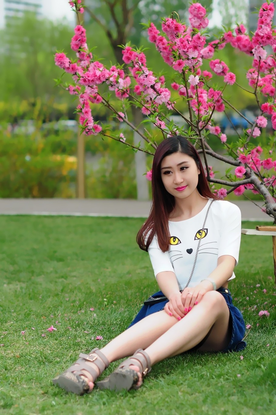 公园里一个温柔而美丽的美女邂逅姑娘!