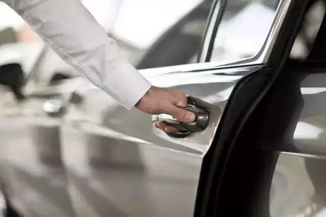 用力关车门伤的不是车