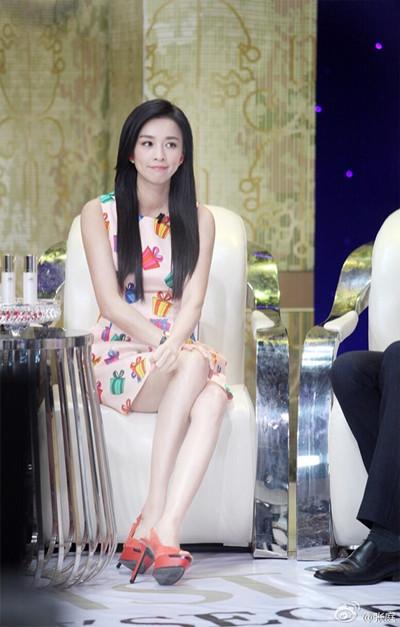 而穿上印花短裙的张庭显得更加俏皮,五颜六色的印花更显青春时尚气质