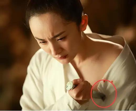 杨幂拍下总能很完美的完成每个镜头不过这个镜头里刀子插入胸前这么深