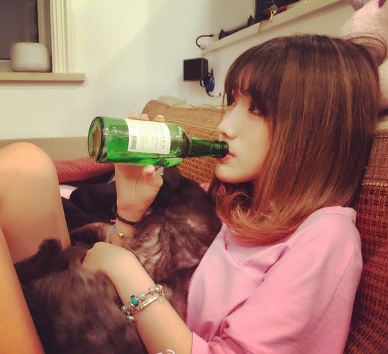 这不,申花悍将战怡麟便在微博上晒出 了自己的老婆的美照的,这可是的