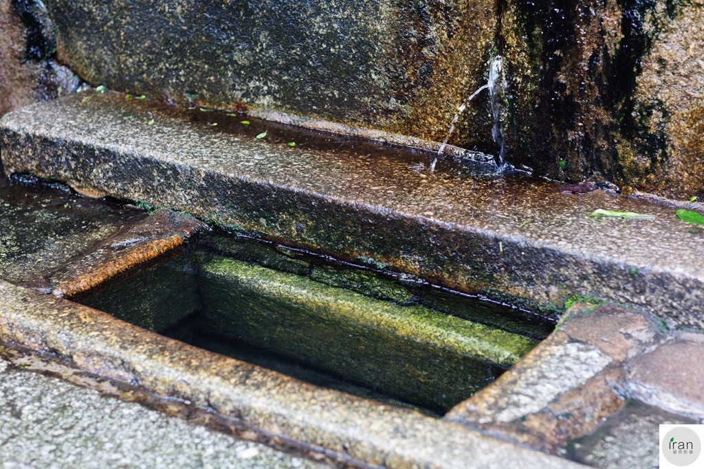 白沙古井位于长沙城南回龙山西侧,常年有泉水从井底涌出,泉水清澈甘甜