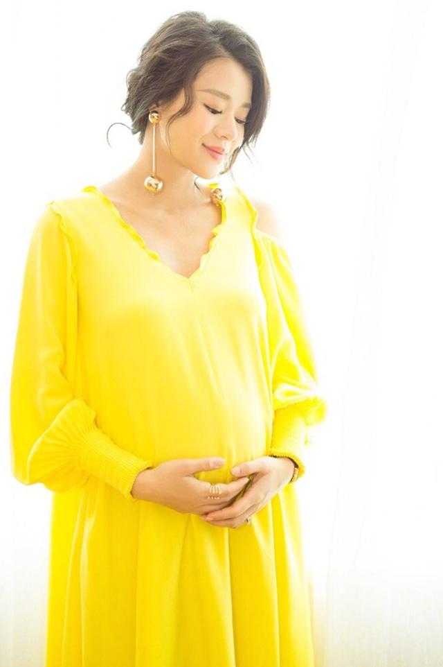 谁说怀孕只能穿孕妇装，胡杏儿宽松长裙遮肚，孕期照样也能美美哒