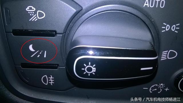 奥迪A8车主：我车的夜视系统不灵了，维修师傅检查车主先随它吧