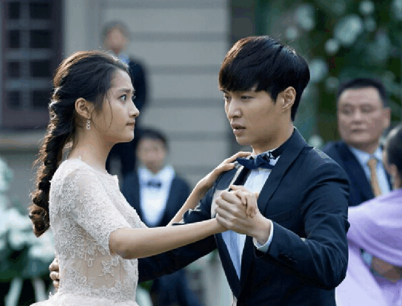 张艺兴评价关晓彤很难追是个怎么撩也撩不到的妹