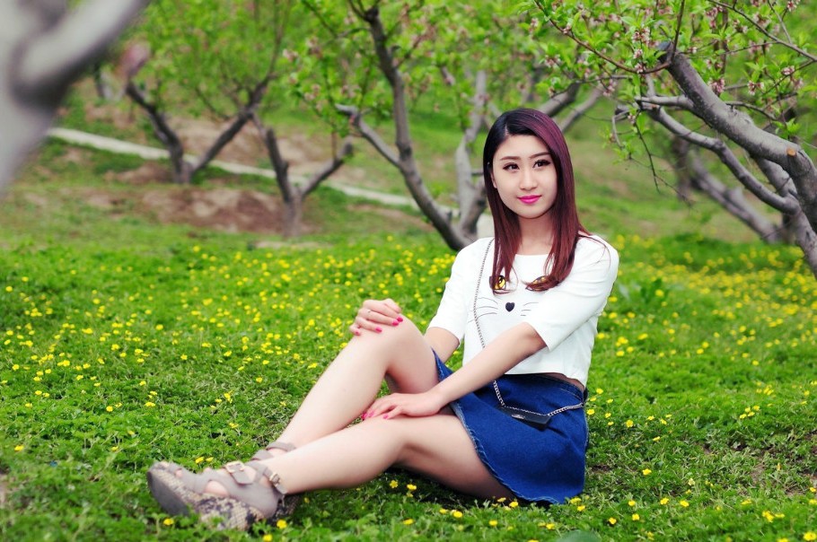 公园里一个温柔而美丽的美女邂逅姑娘!