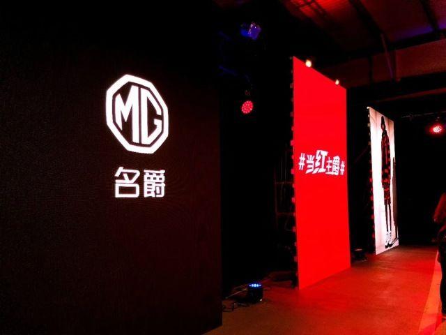 上汽造了台运动轿车，怎么越看越眼熟？竟还有碳纤维？