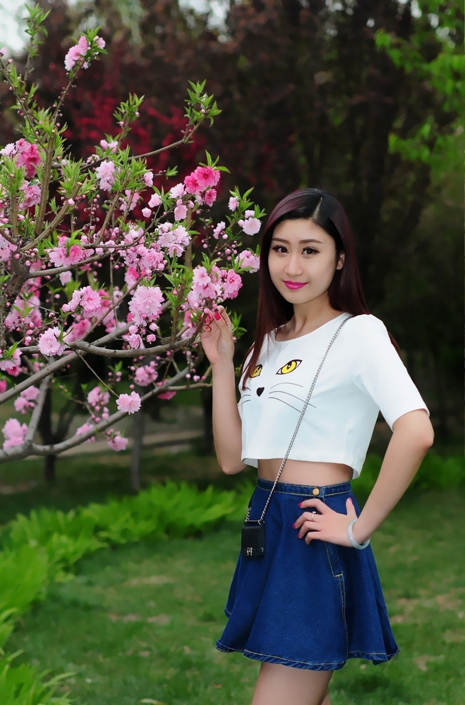 公园里一个温柔而美丽的美女邂逅姑娘!|公园|美女|人像_新浪新闻