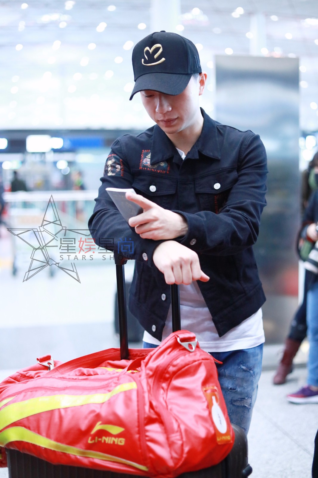 马龙飞比利时征战世界杯,机场笑容满面,胜利在握!_新浪看点