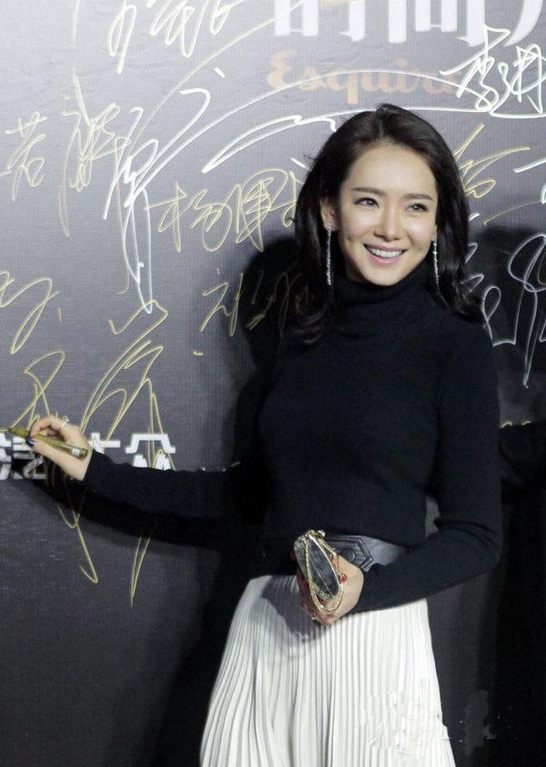 明星签名墙摆拍刘烨憨厚可爱杨幂凹造型失败