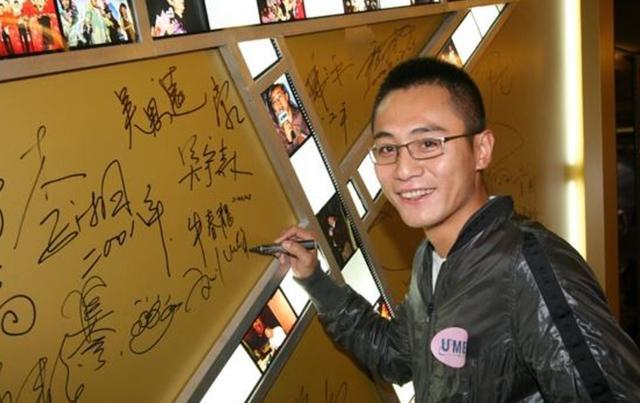 明星签名墙摆拍刘烨憨厚可爱杨幂凹造型失败