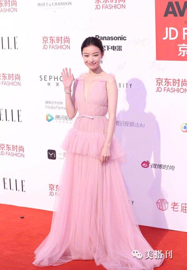 京东老板娘章泽天携手elle风尚大典热巴baby领衔演绎十年盛典