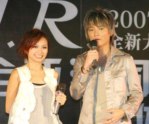 这个组合红极一时,却因内部矛盾突然销声匿迹