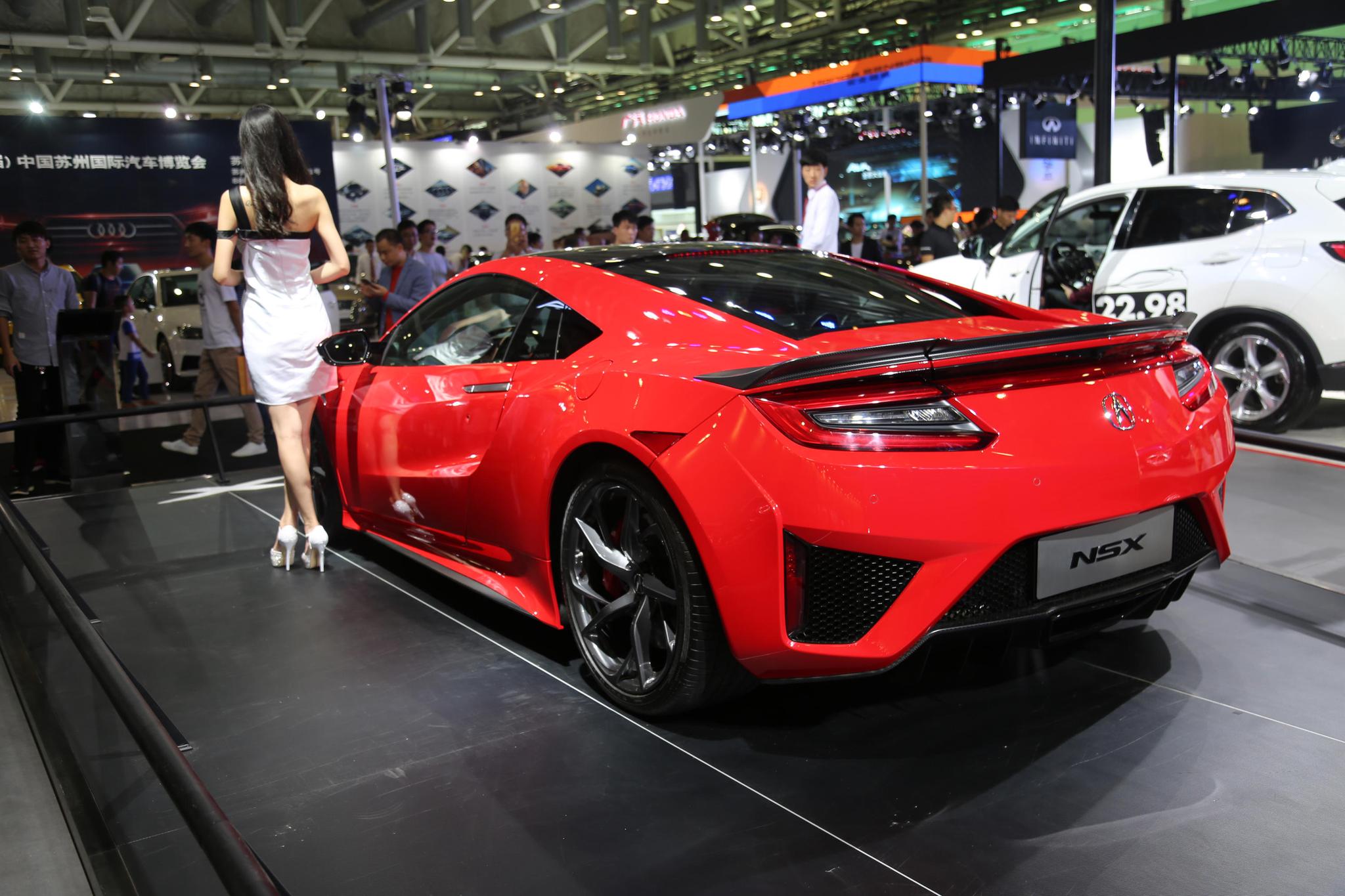 300万:兰博基尼Huracan、阿斯顿马丁Rapide、讴歌NSX,你选谁