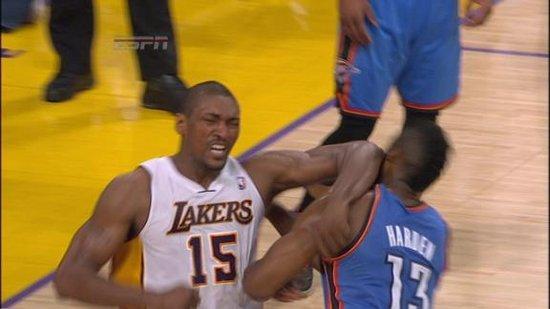 当年哈登遭慈世平肘击倒地,雷霆三兄弟帮出头,连裁判都拉不住