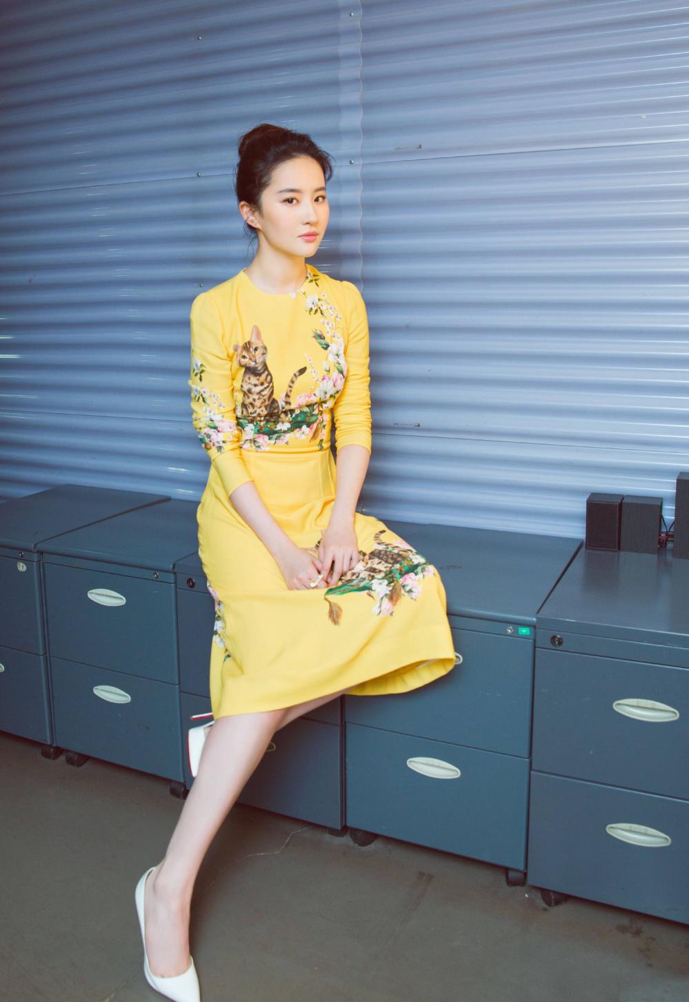 刘亦菲晒出黑白时尚大片,展现了她的美!