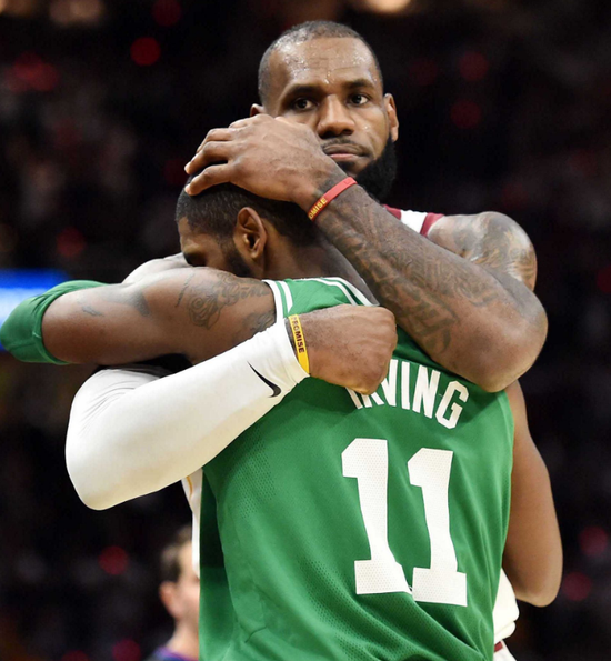 欧文赛后与骑士球员拥抱 动作娴熟画面感人_新浪看点