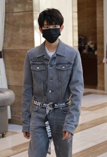 王源工装裤现身机场,字母腰带随性扎起活力又帅气