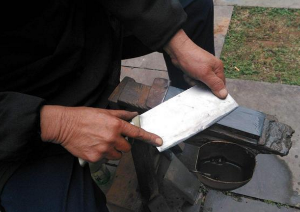 酒店老厨教你正确磨刀技巧