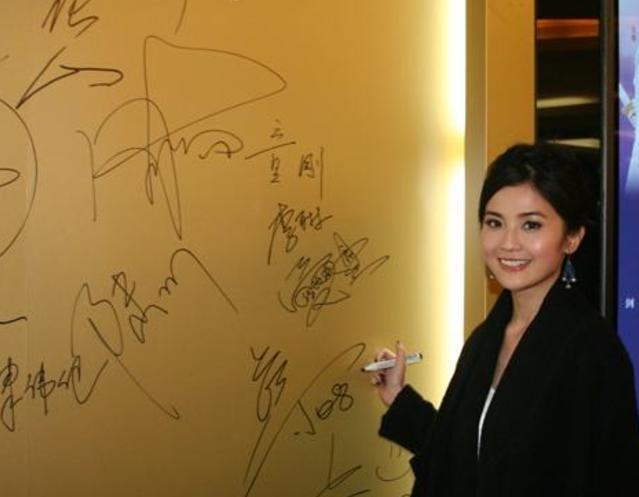 明星签名墙摆拍刘烨憨厚可爱杨幂凹造型失败