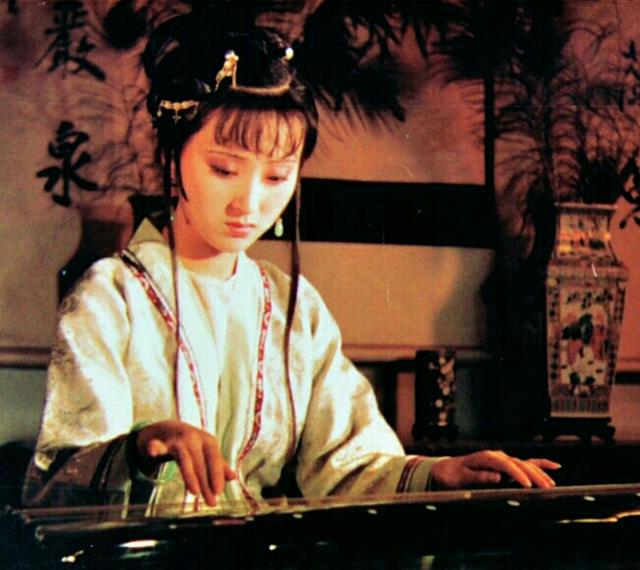 林黛玉为什么爱哭?是因为想家,想爸爸妈妈吗?