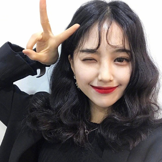 适合的发型发质硬的女生烫一款波浪卷发也很不错,特别是与黑色头发