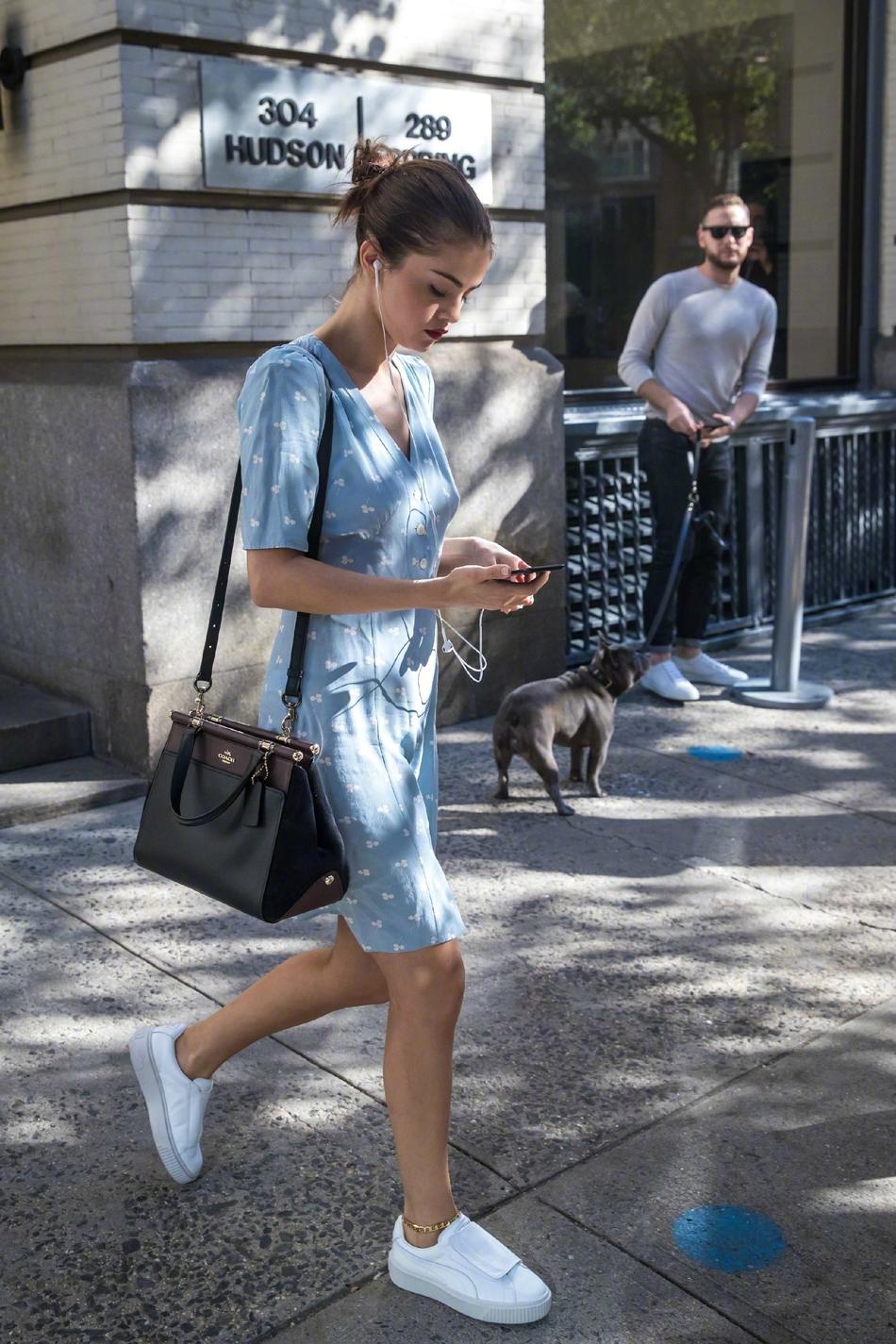 赛琳娜最新街拍变瘦,大红唇的衬托下十分美丽