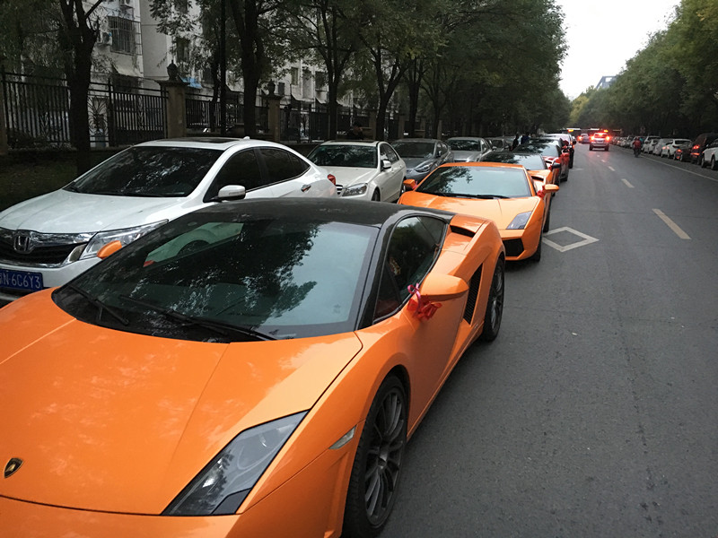 10辆幻影30辆超级跑车,史上最奢华婚车队伍出现北京