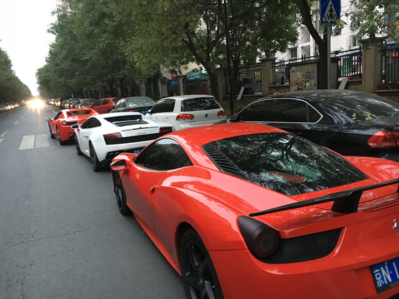 车队,当时在路边停车等待接亲,旁边貌似是知名跑车人麦浪在拍摄下图