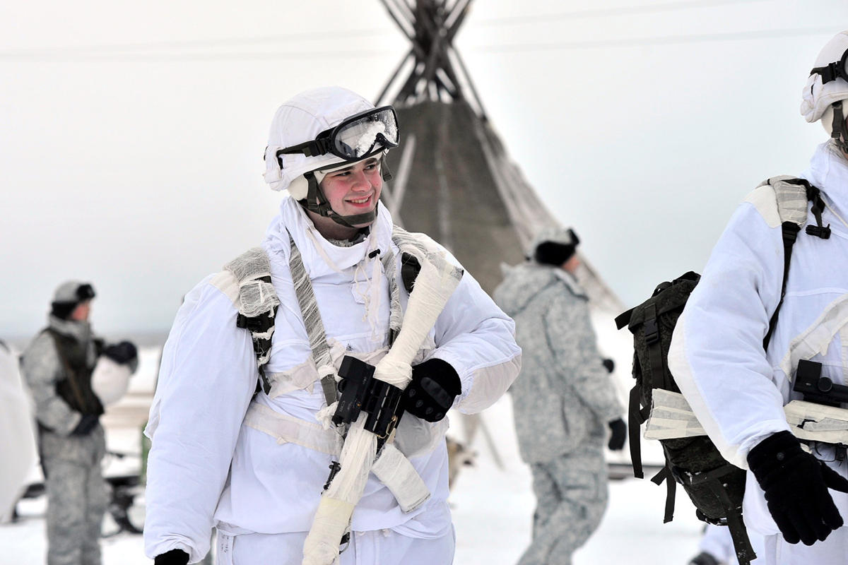近日,俄罗斯部署在摩尔曼斯克,专门应对北极作战的第200独立摩托化