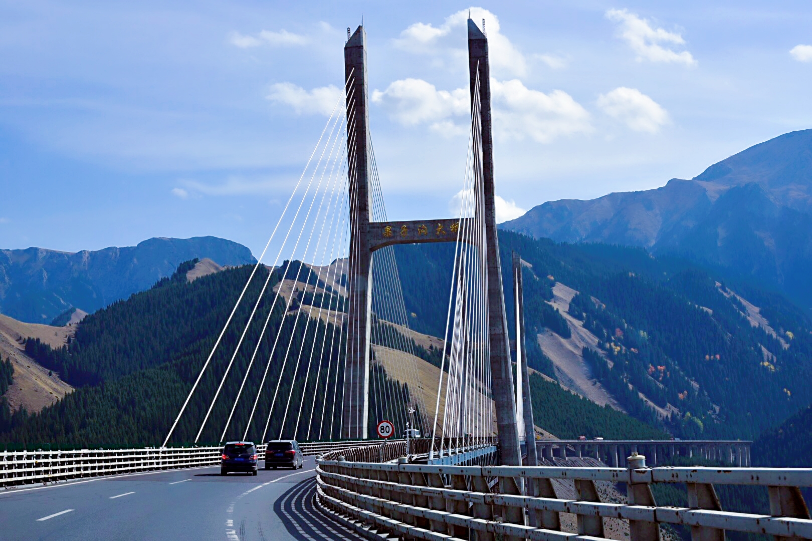 实拍:中国第一座高速路上的双塔双索面"斜拉桥",一次重大突破