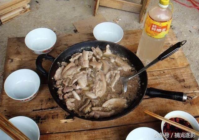 第一次到工地搬砖,中午的伙食感觉心里更累了