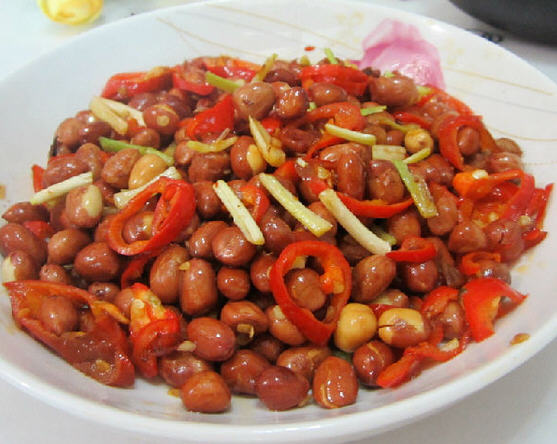 花生米,这么大一盘,担心有点吃不完呢?