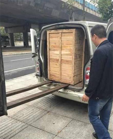 男子花30万买了一辆摩托车杜卡迪，开上街的回头率，不输豪车！