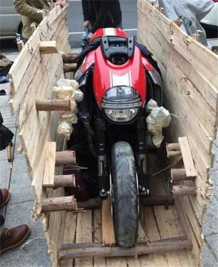 男子花30万买了一辆摩托车杜卡迪，开上街的回头率，不输豪车！