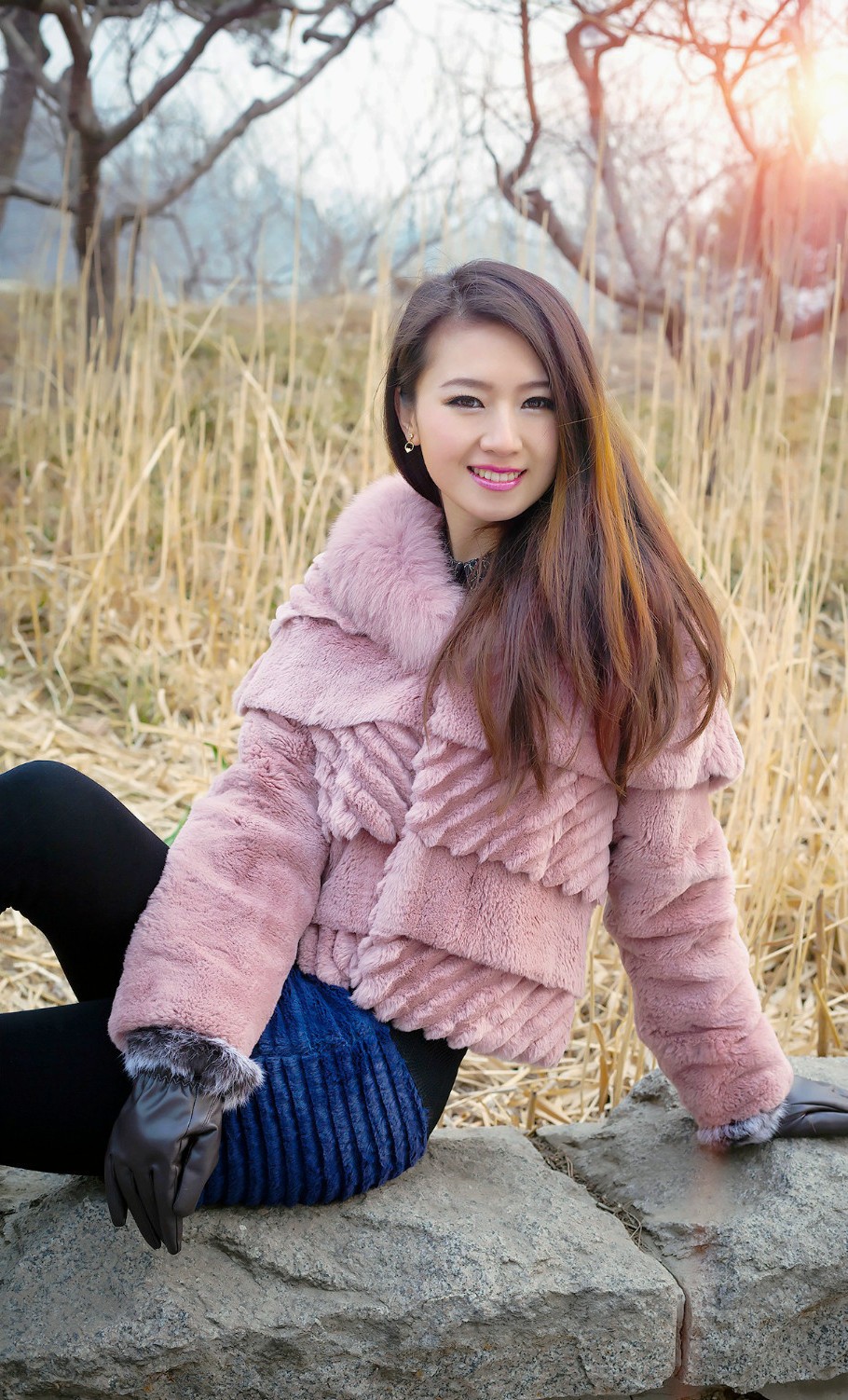 北方户外雪天里的笑容甜美靓丽女人!