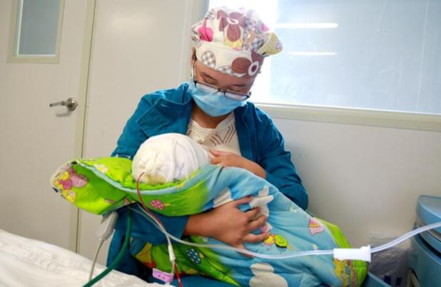 不满一岁婴儿术后哭闹不止漯河女护士撩衣喂奶获赞