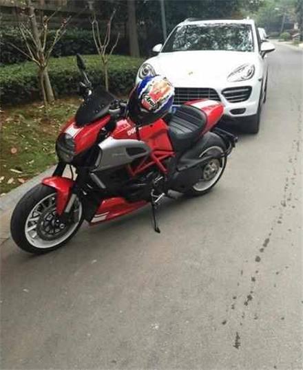 男子花30万买了一辆摩托车杜卡迪，开上街的回头率，不输豪车！