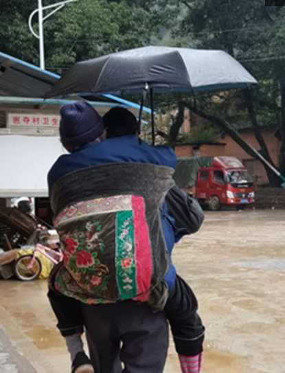 男子背着年迈的母亲30年,称:"儿时您背我,老时我背您"