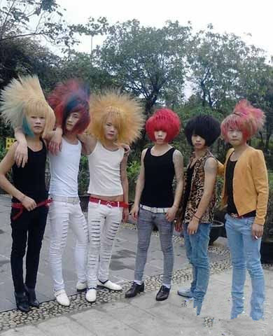 网吧里的杀马特,并不想去大街表演,去跳舞不如抽根烟