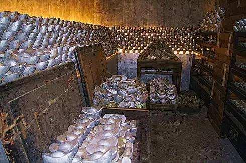 清朝银库的库丁,脱得清洁溜溜也能盗银,但后遗症却让他们很痛苦