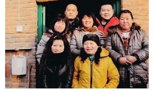 岳云鹏晒与5个姐姐聊天照 五个姐姐岳云鹏当是集宠爱与一身