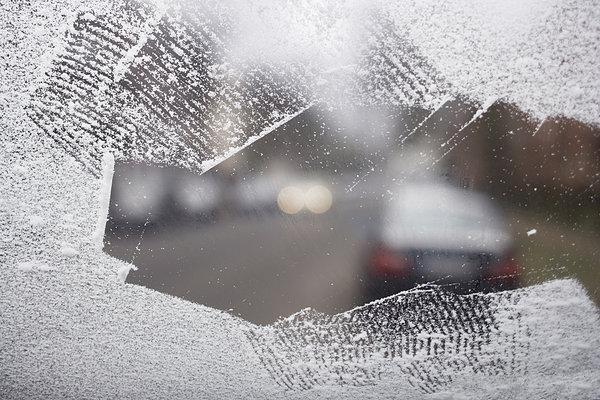 玻璃脏了,别傻傻爬窗擦,教你1招,让窗户上的玻璃像新的一样